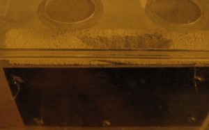 IMG_0825.JPG (1.51 MiB) 2257 mal betrachtet stehendes Nest 14 x 7 x 3 cm (LxBxH)<br />hier sieht man was passiert wenn man nicht vorbohrt - die Scheibe reiĂt ^^<br />Oben erkennt man den Wassertank. Dieser wird ebenso einfach nur mit Wasser befĂŒllt das dann in den Stein einsickert.