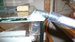 schmidti1 (6).JPG (117.19 KiB) 5103 mal betrachtet "Ausgangspfusch": Da das Becken keine Bohrungen hat, befindet sich der Ausgang oben in einer Ecke. Ein Schlauchstück führt auch durch den Paraffinölrahmen. Aktuell ist der Ausgang übrigens zu.