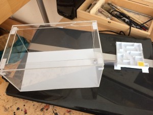 Dieses Nest besteht nur aus Plastik. Der Boden der Arena ist eine Scheibe Plasticard damit das Plexiglaß besser darauf hällt. Dann fügte ich ein Kleines Nest aus Plasticard hinzu. Die Maße betragen 8x7x1,5cm. Ich klebte es mit Plastikkleber und montierte einen Schlauch mit Heißkleber. Ich baute eine Befeuchtungskammer ein. Ich haute mit einem Nagel kleine Löcher in das PLastik, sodass kleine Mengen an Waser in das Nest kommen. Das Nest ist für meine Lasius Niger.