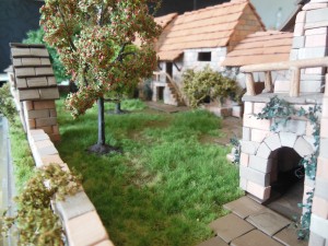 Blick über die Ringmauer in den Garten