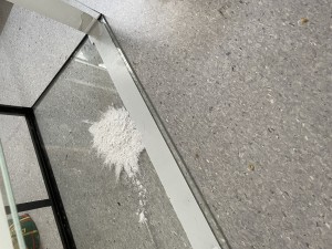 IMG_0538.jpeg (4.27 MiB) 2803 mal betrachtet Dann die Schutzstreifen entfernen, das Terrarium auf die Seite legen und ca 10 Gramm Talkum drauf geben (Achtung: wenn ihr in Apotheken nach Talkum fragt wird man euch meist Babypuder anbieten, NICHT kaufen! EnthĂ€lt ParfĂŒms und Vitamin B5! Aber sie sollten euch sagen können welche Apotheken noch reines Talkum fĂŒhren)